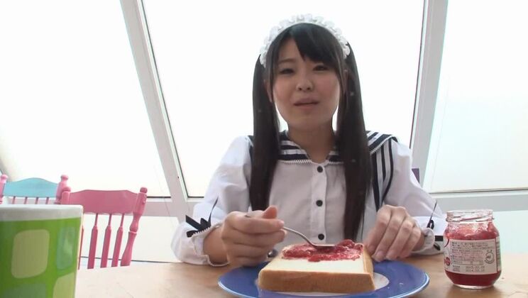 豊満な日本人女性、佐藤愛梨を誘惑し、指でオーガズムに達させた。