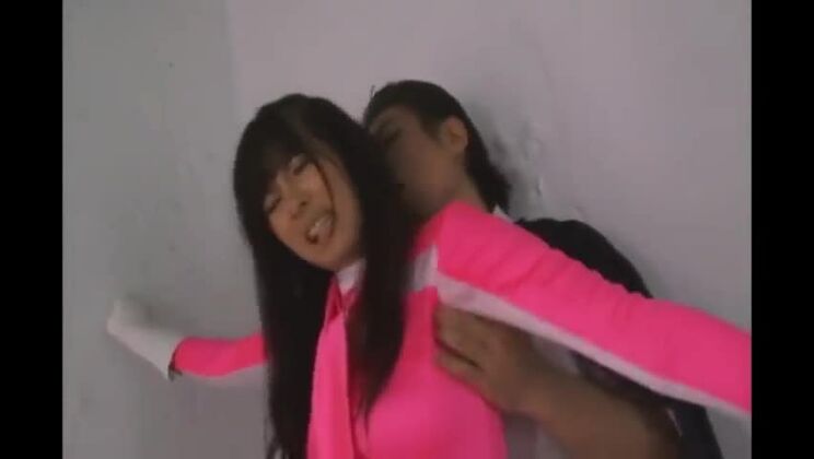 魅力的な日本人ビッチがフェティッシュセックスビデオに出演