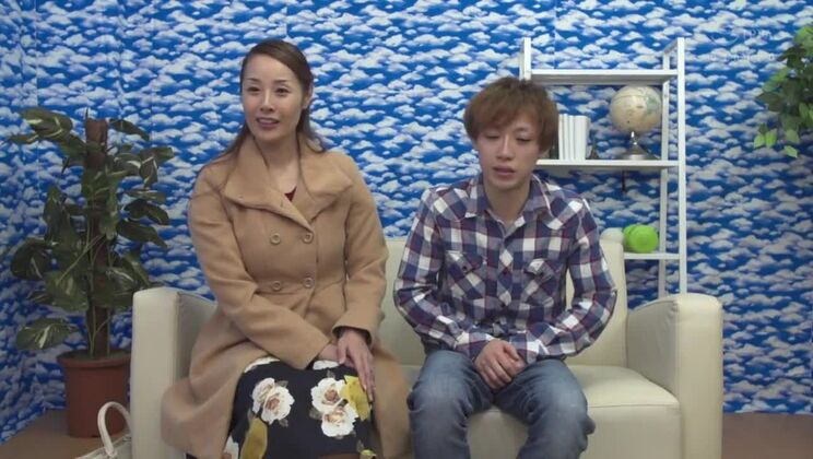 魅力的な日本人ビッチが精液シャワーを浴びる