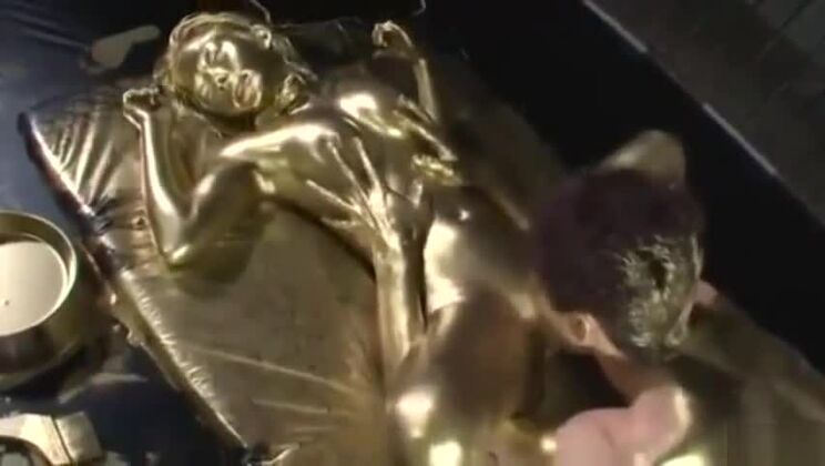 魅力的な日本人女性が精液シャワーを浴びる