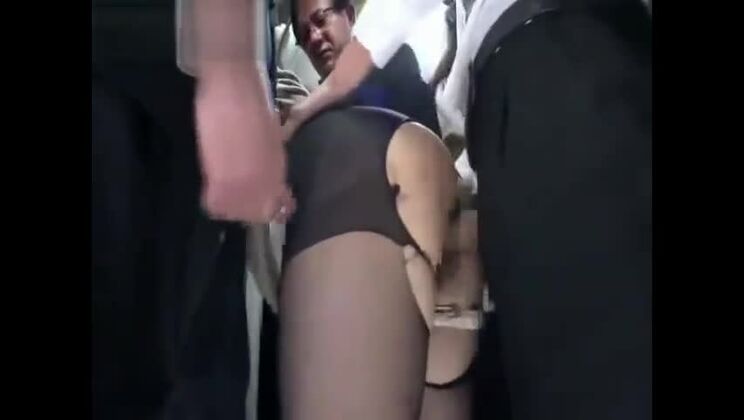 公共の場にいる、魅惑的な東洋の既婚女性