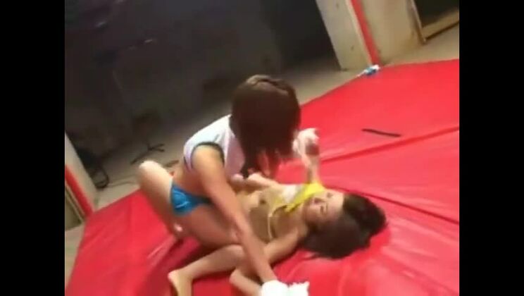 魅力的なアジア人女性はフェティッシュな楽しみを好む