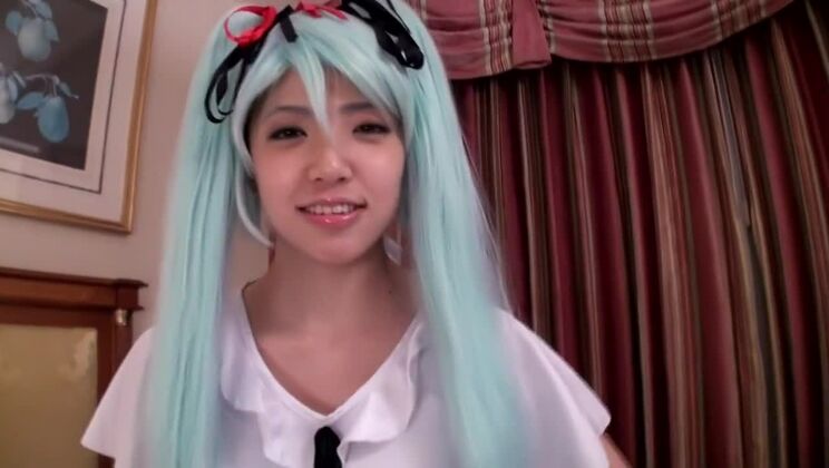 セクシーな無精ひげを生やした日本人の尻軽女