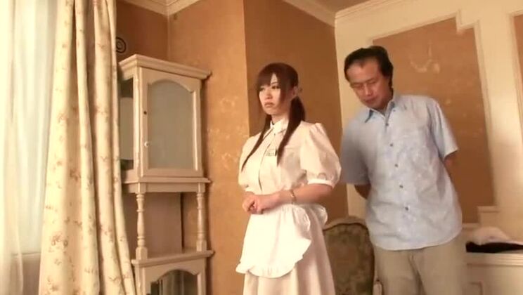 魅力的な日本人売春婦がグループセックスでパフォーマンス