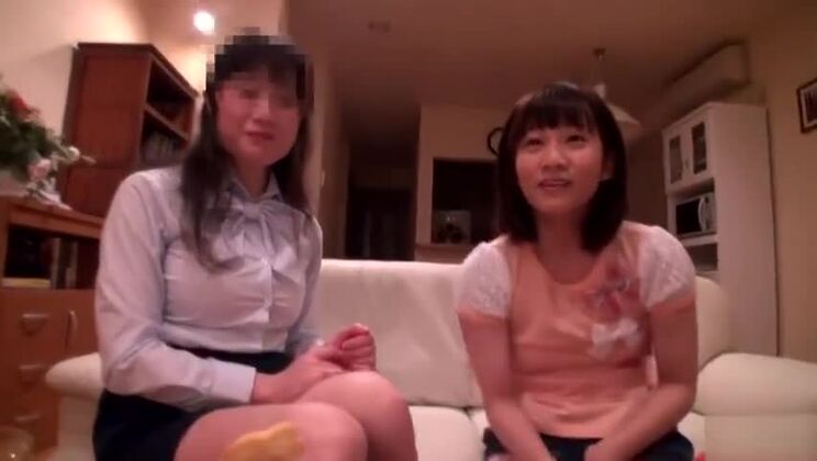 小乳の日本人ビッチがハッピーエンド付きのマッサージで挑発的なパフォーマンスを披露