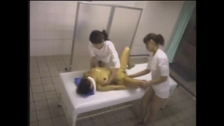 天国のようなアジア人少女がオイルマッサージポルノ映画に出演