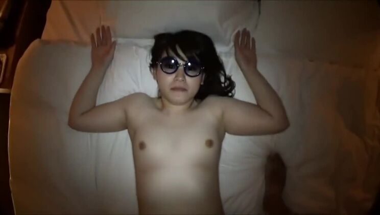 ジューシーで巨乳の日本人売春婦が本物のマッサージセックスをしている