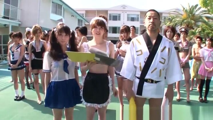 神々しい日本の売春婦は公共の場所での集団セックスに夢中です