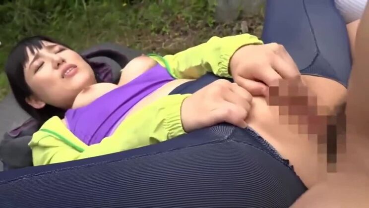 美しい日本人売春婦が公共の場所でぶっかけXXXビデオに出演