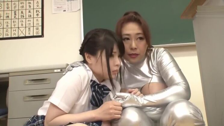 魅力的な自然な胸を持つアジア人女性の顔面騎乗ポルノビデオ