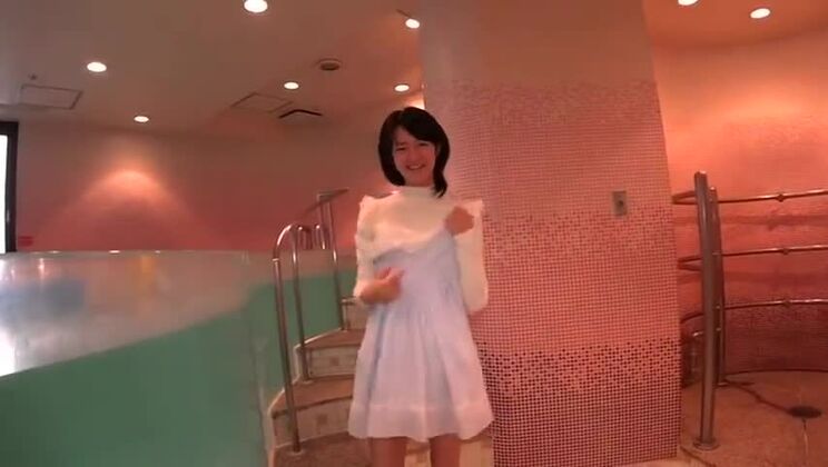 可愛い平胸のアジア人、沖野瑠璃