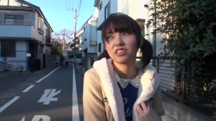 公共の場で愛らしい日本のハジー