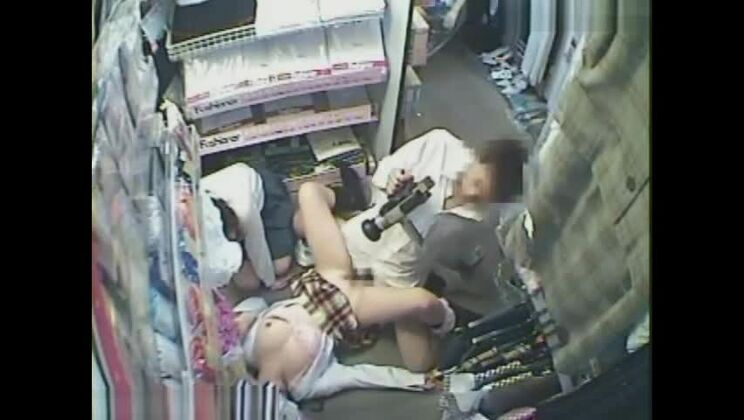 素晴らしいアジア人少女がアマチュアポルノビデオでファックされる