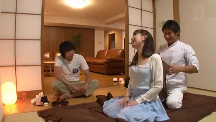 ぶっかけポルノビデオに登場する魅惑的な日本人娼婦