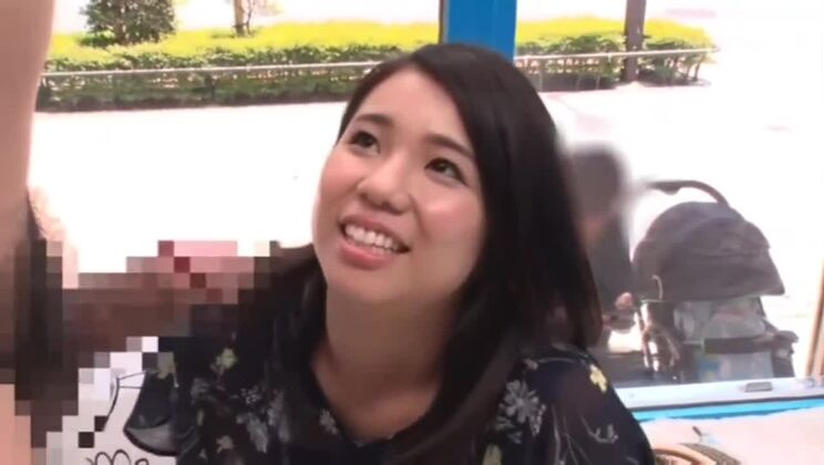 豊満な胸を持つ美しいアジア人女性