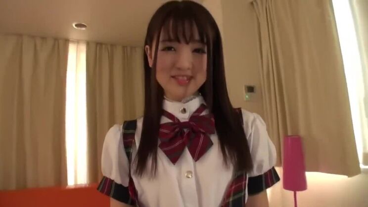 魅力的な日本人女性が、刺激的なXXXコスプレ体験をする