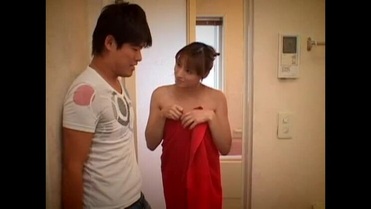 魅力的な赤毛のアジア人女性が指で弄ばれている