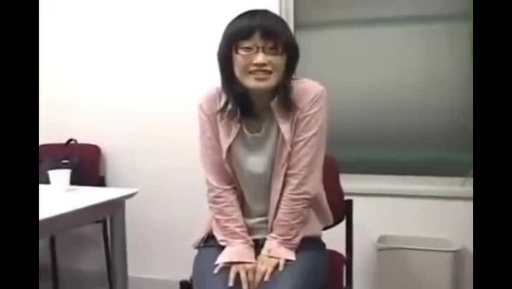 神々しいほど小さな胸の日本人ビッチがホットなアマチュアポルノを披露