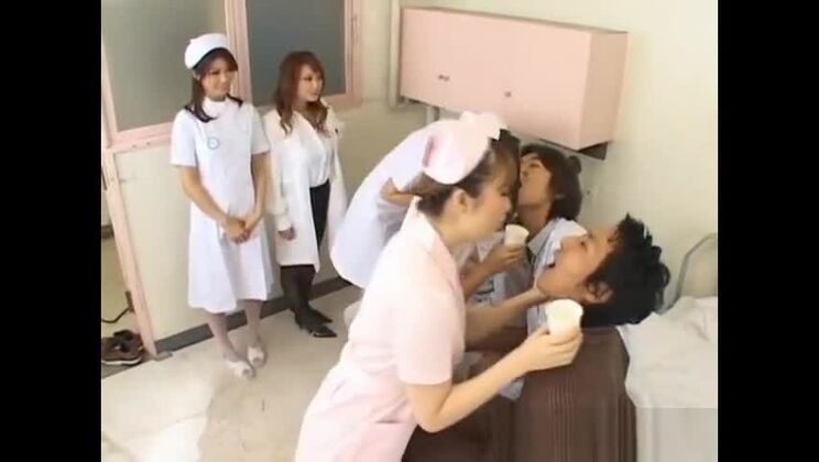 フェチセックスビデオに登場する素敵なアジア人売春婦