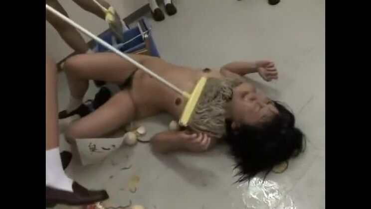 美しいフェチセックスビデオを公共の場で披露する、魅力的な日本人少女