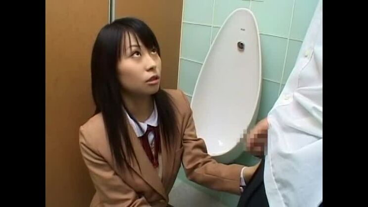 魅惑的なブルネットの東洋系の尻軽女が公共の場所で驚くべきアマチュアセックスビデオを披露