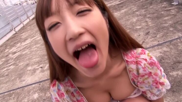 屋外でホットなアマチュアポルノをフィーチャー