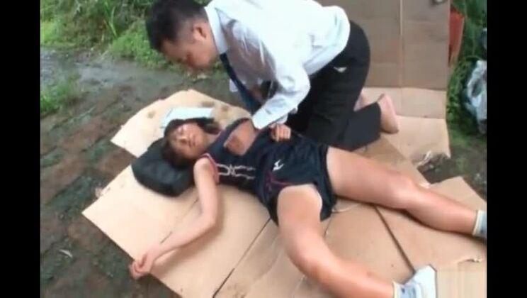 魅力的な東洋の売春婦が素晴らしいアマチュアポルノに出演