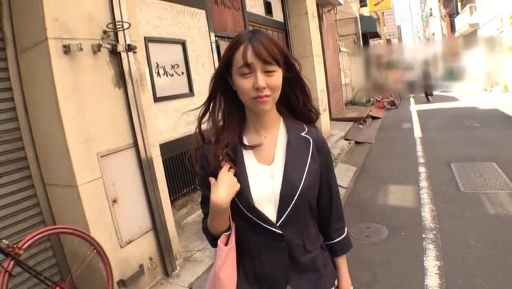 神聖な日本の尻軽女が熱いぶっかけを受ける