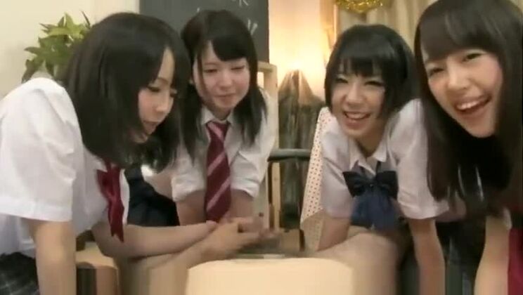 魅力的なアジア人売春婦がグループセックスで犯された