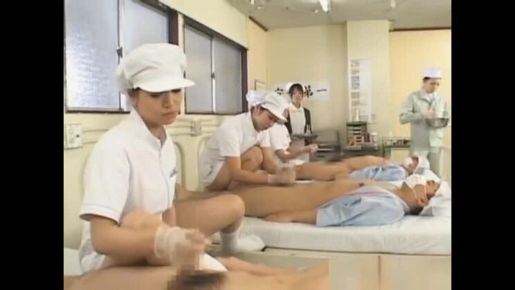 魅惑的なアジア人ビッチが出演するホットなグループポルノビデオ