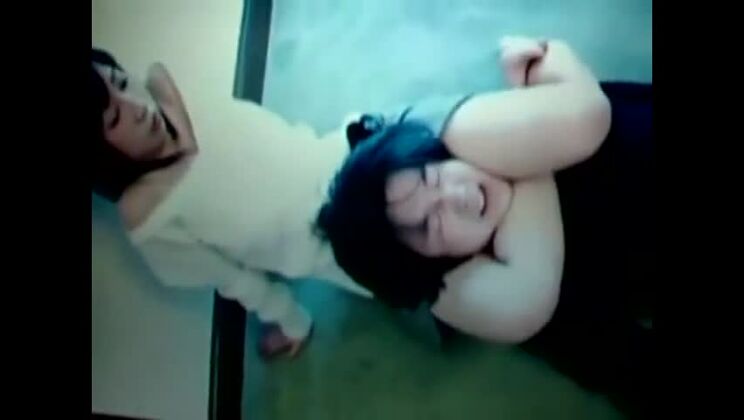 魅力的な日本の尻軽女が、熱いフェティッシュな楽しみを満喫している