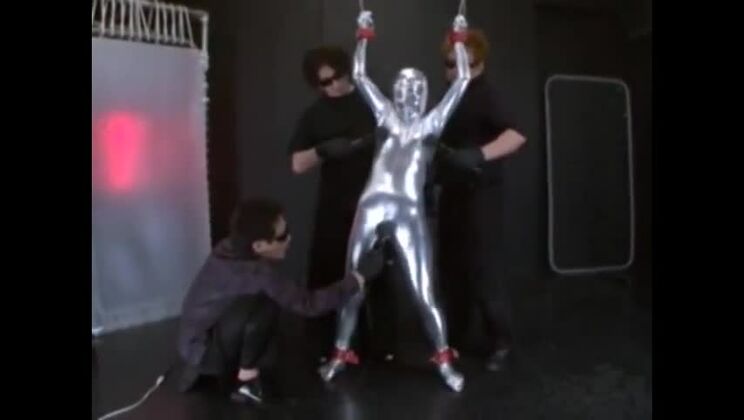 魅惑的なアジア人Ploylyが素晴らしいフェティッシュポルノを披露