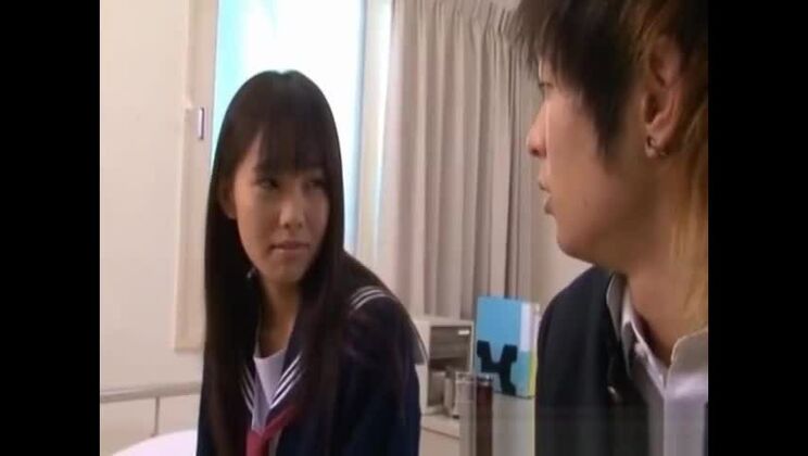 トップと鮎原ひかるが出演する東洋風セックスビデオ