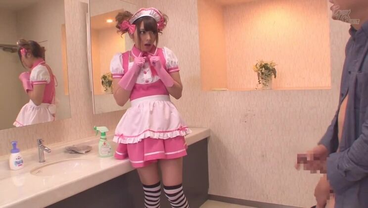 神のような日本人女優、桜井あゆはカメラの後ろで小便をするのが大好き