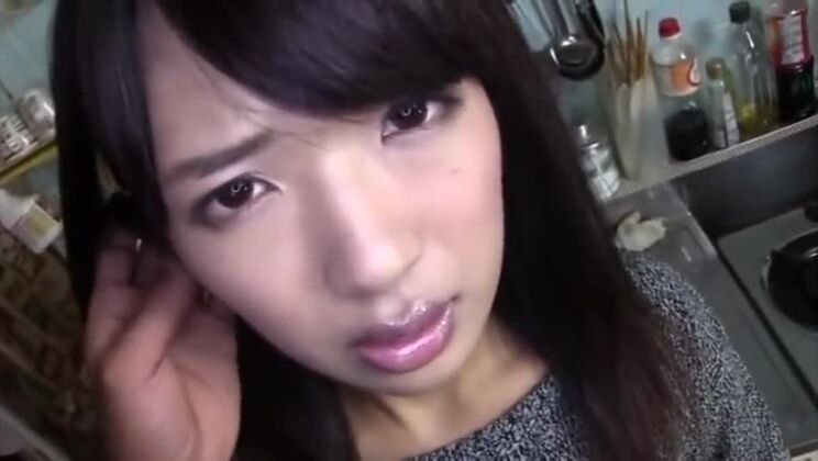 愛らしい巨乳のアジア人女性が公共の場で激しく犯された