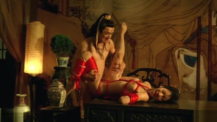 眩しいほどセクシーな日本人ビッチが超過激なハードコアビデオに登場