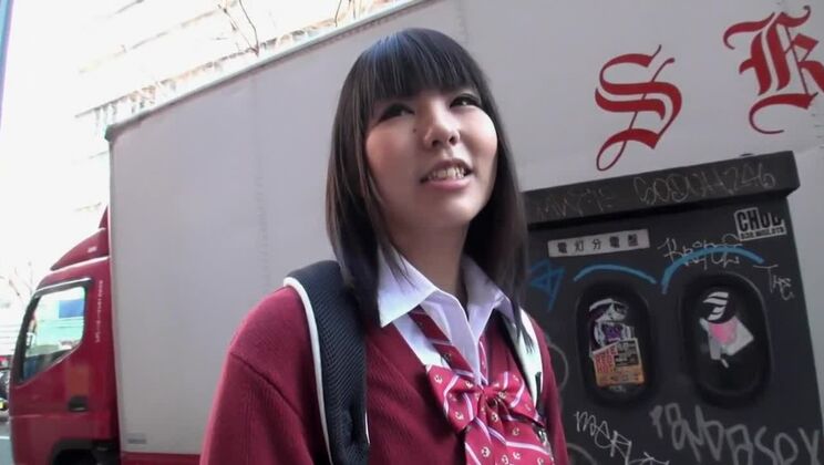 神聖なアジア人少女が熱いぶっかけを受ける