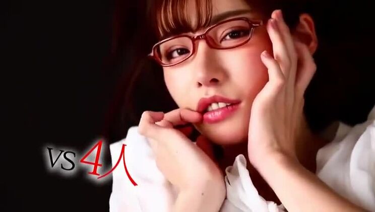 美しい巨乳のアジア人売春婦が公共の場所で精液シャワーを浴びている