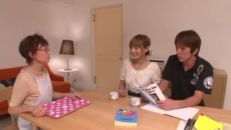 魅力的な巨乳の東洋人ビッチが本物のハードコアビデオに登場