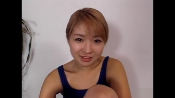 魅力的なプラチナブロンドのアジア人女性