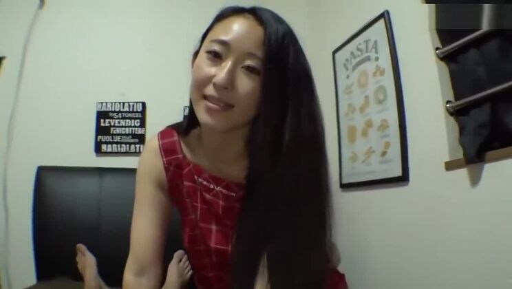 アマチュアポルノに登場する、甘美な小乳の東洋人売春婦