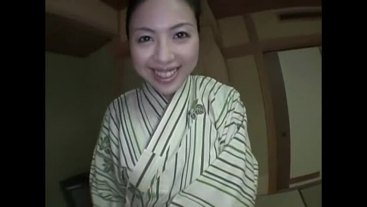 素晴らしいアジア人既婚女性がアマチュアの楽しい時間を過ごしている