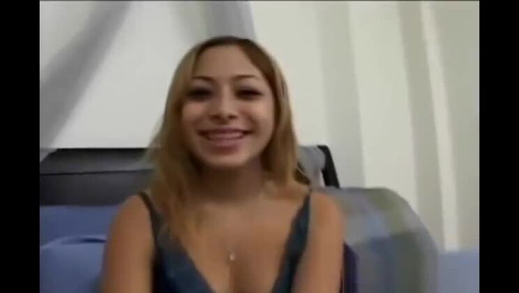 シュガー・ブッシー・アジアン・ハーロットがホットなブッカケを受ける