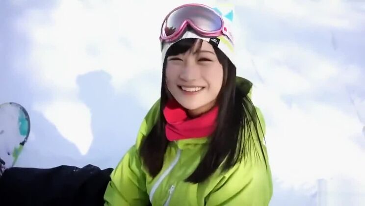 上品な胸の平らな東洋の尻軽女