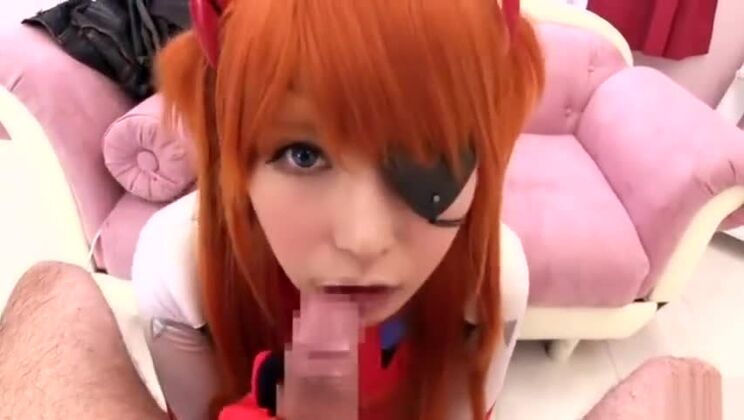 魅力的な豊満な日本人女性が変態フェチパフォーマンスを披露