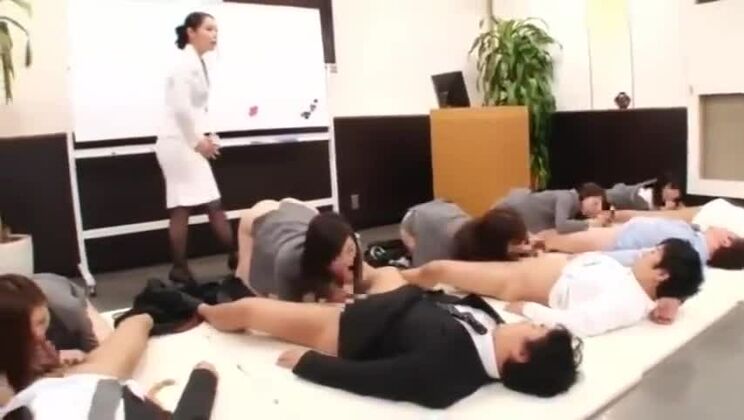 公共の場で乱交XXXシーンを演じる魅力的な東洋の売春婦