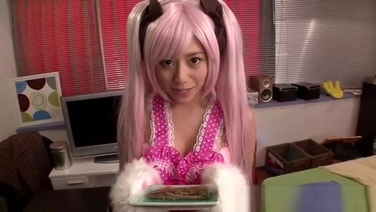 ピンク色の髪のアジア人少女が大きな毛深いおまんこを見せる