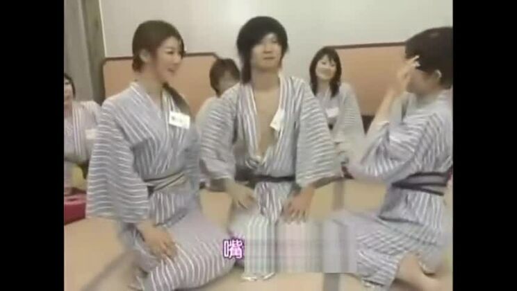 売春婦 10人の尻軽妻との乱交春旅行 -2