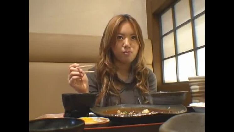 興奮した日本人売春婦が素晴らしいドギースタイルでシャワーを浴びるJAVシーン