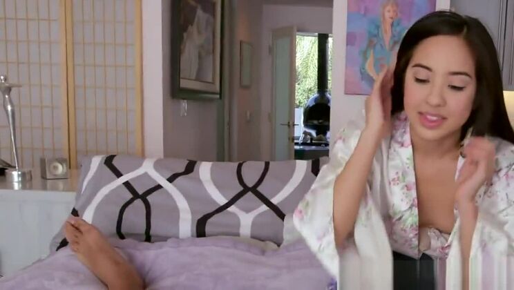 小柄なアジア人アマチュアが黒人のペニスをしゃぶる